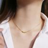 Collar pequeño de acero y titanio color berenjena con diseño de nicho único y minimalista, con baño geométrico en codo y cadena de clavícula de oro de 18 quilates.