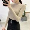 Blusa feminina de malha com gola alta e modelagem slim, manga curta e comprimento longo, ideal para primavera e outono/inverno 2022. Perfeita para usar por baixo de outras peças. Estilo outono/inverno.