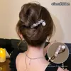 Um grampo de cabelo estiloso e versátil para mulheres, apresentando um design de bico de pato que não pressiona a parte de trás da cabeça, perfeito para criar penteados elegantes no outono e inverno.