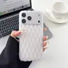 Funda para Teléfono con Patrón Retorcido y Agujeros Grandes para Disipación de Calor Compatible con Apple 17PROMAX Personalidad de Moda 13/14 Transparente Mate 11