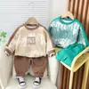 Conjunto Novo de Primavera e Outono para Crianças 1 Tendência e Fashionable Conjunto de Duas Peças Esportivo com Moletom Tie-Dye com Letra para Meninos e Crianças de Meia-Idade