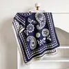 Bufanda chal jacquard estilo francés, azul fresco y blanco con estampado paisley, hecha de cachemir sintético, de doble capa para mayor calidez, con flecos y patrones geométricos étnicos