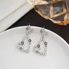 Pendientes europeos y americanos de diseño floral con forma de corazón transfronterizos, pendientes de diseño de nicho de lujo ligero, accesorios para la oreja de moda y versátiles