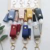 Una generación de funda de alcohol desinfectante con borla, funda para desinfectante de manos con llavero, funda portátil para desinfectante de manos