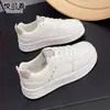 Tênis brancos de couro legítimo com sola grossa para mulheres, novo modelo de outono 2026, versáteis, respiráveis, sapatos esportivos casuais, que aumentam a altura, confortáveis para os pés, sapatos femininos