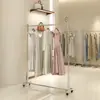 Tienda de Ropa para Mujer Estante Isla Especial Perchero de Pie Estante de Exhibición para Tienda de Ropa Estante de Exhibición de Acero Inoxidable Plateado Cepillado con Ruedas