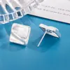 Brincos quadrados plissados geométricos escovados de design de nicho estilo francês com uma estética minimalista de luxo leve de alta qualidade