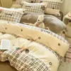 26 modelos nuevos de funda de edredón y juego de sábanas de invierno de cuatro piezas de terciopelo de leche, engrosados y forrados de felpa, para dormitorio de estudiante, juego de tres piezas de dibujos animados ins