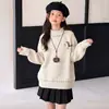 Suéter blanco para niña con cuello semi-alto, nuevo modelo de invierno 2026, tejido grueso para niños mayores, camisa básica para estudiantes de secundaria