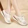 Sapatos femininos populares de salto plataforma com sola grossa 2026 verão vazados respiráveis bico fechado chinelos confortáveis para uso externo sapatos femininos