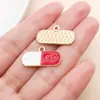 Nuevo accesorio de colgante de aleación con forma de corazón de jeringa médica roja y blanca, gorro de enfermera, accesorio para joyería de nicho DIY