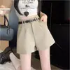 Nova coleção de verão 2025 feminina: shorts brancos, de cintura alta, elegantes, com corte amplo, em A, de perna larga, casuais, para serem usados sobre um terno