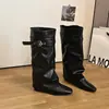 Fivela de cinto da moda, botas de cavaleiro para mulheres, coleção outono e inverno 2026, botas de salto baixo bloco bico quadrado, botas longas de cano alto para pernas largas de alta qualidade