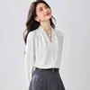 Foto real de camisa feminina simples de cor sólida 2026 para primavera, decote V elegante, estilo maduro, top de chiffon acetinado para o trabalho OL