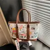 Bolso Cubo Versátil Estilo Cesta Modelo Nuevo 2025 Bolso de Mano Versátil con Graffiti Bolso de Hombro Bolso Cruzado de Nicho para el Día a Día