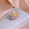 Tiktok ao vivo popular luxo luz quilate de luxo imitação cor diamante amarelo seis flor zircão anel anel de diamante anel de casamento feminino