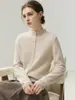 Elegante e minimalista, este cardigã feminino de caxemira apresenta uma bainha enrolada, uma gola semi-alta, um corte solto e um efeito emagrecedor.. É um suéter de tricô perfeito ou uma peça de outer wear para o outono e inverno.