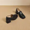 Mocassins slip-on versáteis casuais retrô, modelo outono 2026, estilo britânico com fivela de metal, sapatos de couro confortáveis que aumentam a altura
