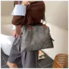 Bolsa Grande com Tachas Vintage para Mulheres 2026 Primavera Nova Bolsa Tote de Nicho Fashionável Grande Capacidade Diária de Ombro Sob o Braço