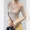 Top de mujer de ajuste slim, favorecedor, estilo suave, color albaricoque para ir al trabajo, principios de primavera 2026, base de jacquard de encaje calado con cuello redondo grande