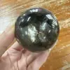 Bola de Cristal Cristalina Natural Morada Rosa Blanca Amarilla Matriz de Siete Estrellas Decoración de Escritorio para Hogar para Apertura de Negocio, Inauguración de Casa y Atracción de Riqueza, Viene con Base