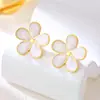 Nuevos Pendientes de Flor de Ciruelo Dulces y Lindos con Esmalte Pintado de Flor de Cinco Pétalos para Mujer, Pendientes Frescos y Exquisitos de Flores
