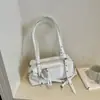 2026 Nuevo Bolso Cruzado de Hombro Único de Moda Versátil para Mujer Cuero Patentado Diseño de Nicho Bolso de Cadena Rojo Blanco Negro