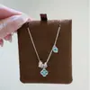 Nuevo brazalete de flor de cuatro hojas con doble anillo de diamante azul para mujer, estilo nicho de lujo ligero, simple y moderno, cadena versátil para la clavícula de Little Red Book