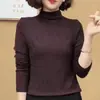 Colección de otoño e invierno: Camiseta elegante y a la moda de manga larga con intrincados adornos de pedrería, cuello semi-alto y corte favorecedor, perfecta como capa base para madres