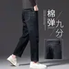 Colección de otoño 2026 de Hong Kong: Jeans negros para hombre, de pierna recta, corte holgado, cropped, adecuados para figuras petite, para usar en primavera y otoño.