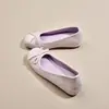 Sapatilhas retro francesas com laço para mulheres, novo estilo primavera/verão 2026, sapatos baixos de corte baixo para combinar com saias, sapatos de vovó.