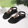 Sandálias rasteirinhas estilo boho transfronteiriças para mulheres, com adornos retrô esculpidos, tiras elásticas no calcanhar e um design de inspiração étnica, perfeitas para usar na praia.
