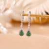 Pendientes de plata de ley S925 con diseño retro de jade y circonitas, bañados en oro, de One Deer Silver. Elegantes pendientes que combinan con todo.