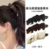 Nuevo Pinza Banana de Satén Plegado de Alta Gama, Pinza Vertical de Cola de Caballo Moderna y Elegante para Mujeres, Accesorio para el Cabello de Moda y Versátil