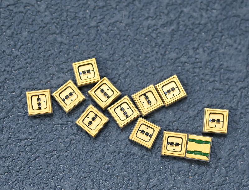 深圳295nm300nm305nm uv紫外线灯珠芯片5v6v3535uvb宠物补钙灯led灯珠生产厂家