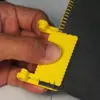 Artefacto de Bisagra de Alta Precisión para Coser a Mano con Bloqueo de Borde Auxiliar de Costura de Tela DIY Adecuado para Entusiastas de la Costura a Mano