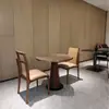 Mesa de jantar em madeira maciça, luxo leve e pedra sinterizada, adequada para uso comercial em hotéis, escritórios e para recepção, lazer e reuniões de negócios.
