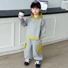 Conjunto para Menino 2026 Nova Moda Primavera Estiloso e Tendência Moletom com Capuz para Bebê Conjunto Esportivo de Duas Peças para Primavera e Outono Infantil