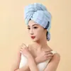 Touca de cabelo de secagem rápida estilo francês, feita com velo de coral espesso e macio, apresentando um elástico e uma cauda larga para facilitar o uso.