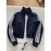 Chamarra sudadera corta azul marino de tres rayas para hombre y mujer, chaqueta de béisbol deportiva de corte limpio para primavera y otoño con cuello alto