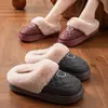 Chinelos de inverno femininos 2026 novo modelo, antiderrapantes, quentes, para uso interno em casa, de sola grossa, forrados com pelúcia, chinelos de algodão para casa com calcanhar fechado