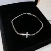 Pulsera de cruz minimalista de circón estilo Ins, un accesorio simple y moderno que complementa cualquier atuendo, con un diseño único
