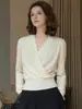 Suéter de tricô com decote V Design-sense para mulheres 2026 Outono/Inverno Novo temperamento Suéter pullover que rejuvenesce Roupa de baixo Top de lã