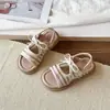 Sandálias Listradas Tecidas Estilo Novo Primavera 2026 para Meninas com Solas Macias e Laço, Sapatos Casuais de Praia Estilo Floresta de Verão para Crianças