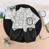 Conjunto de Verão Moderno para Meninos com Manga Curta 2026 Novo Look de Verão Conjunto Listrado com Bolso Estiloso Tendência