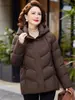 Chaqueta corta de plumón de ganso blanco para mujeres de mediana edad y mayores, estilo mamá de invierno, resistente al frío, engrosada, elegante y disponible en tallas grandes