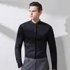 Camisa retro estilo americano con cuello mao para hombre, de corte slim, manga larga, un sutil diseño de botones y tejido ligero y transpirable, lo que la hace adecuada para un estilo business casual y versátil.