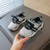 Nuevos zapatos de entrenamiento transpirables de primavera para niños, zapatillas a rayas súper populares de suela blanda para niñas, zapatos casuales tipo papá Forrest Gump, de moda, envío directo