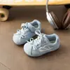 Tênis infantis em cores de doce, novos tênis esportivos infantis outono/inverno 2026, sapatos casuais multicoloridos de sola macia para meninas pequenas