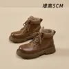 Botas Martin de Couro Retro com Solado Grosso Femininas 2026 Novo Estilo Outono Botas Curtas para Esportes ao Ar Livre Aumentadoras de Altura Botas Amarelas Grandes